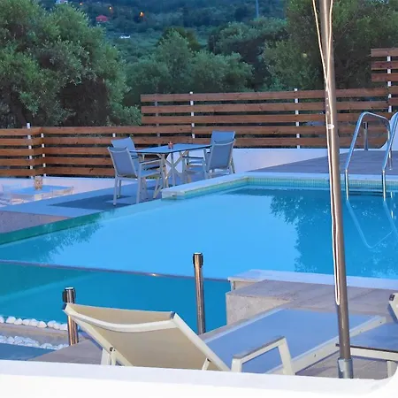 Studios Apartments Irini Patira *