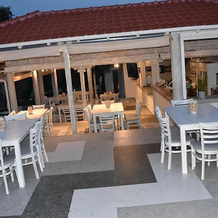 Studios Apartments Irini Patira *