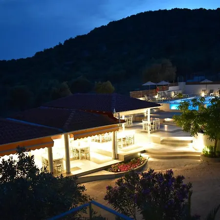 Studios Apartments Irini Patira * Potos