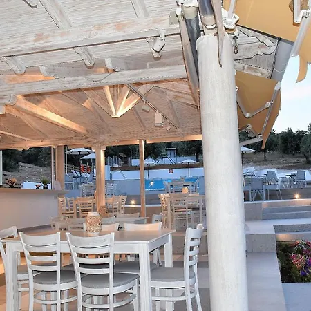Studios Apartments Irini Patira Potos