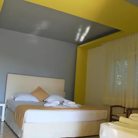 Studios Apartments Irini Patira * Potos