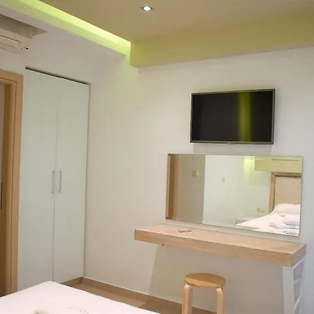 Studios Apartments Irini Patira *