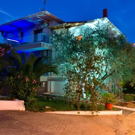 Studios Apartments Irini Patira * Potos
